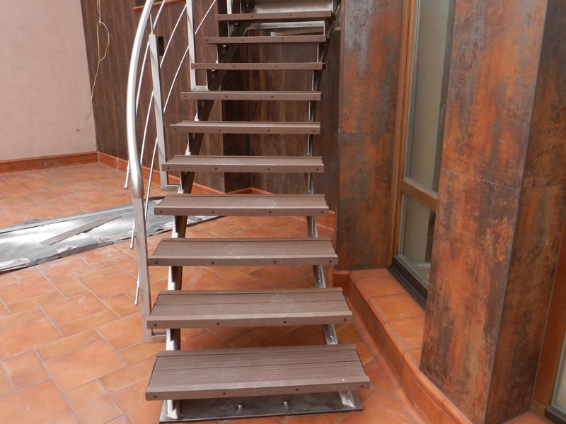 Фото наружной криволинейной лестницы на второй этаж