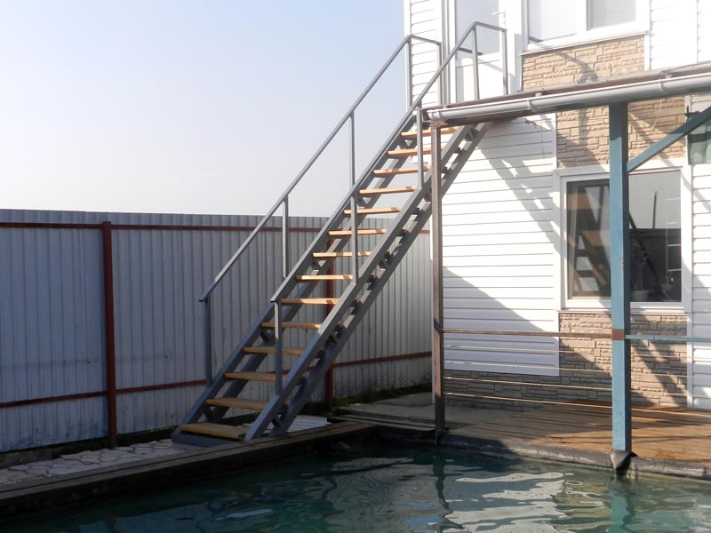 Лестница наружная металлическая в частный дом фото