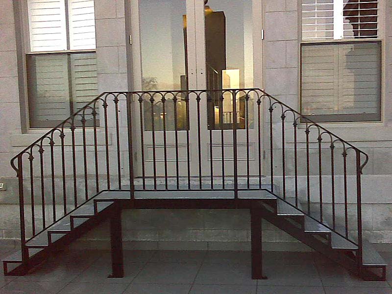 Вхідні сходи в будинок з металу