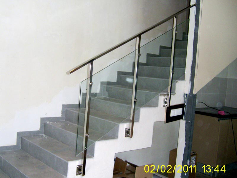 Стеклянные перила на лестнице фото