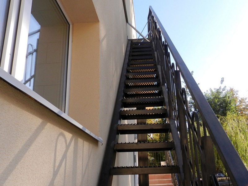 Уличная металлическая лестница на второй этаж наружная (крыльцо к дому), купить в Москве