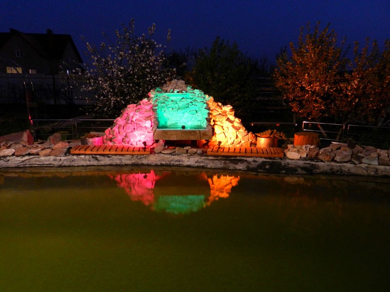 Подсветка садового водопада фото ночью
