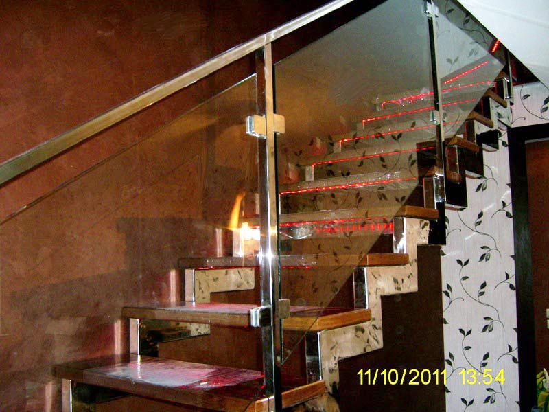 Скляні перила на сходах з нержавіючої сталі