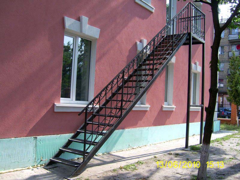 Уличная металлическая лестница на второй этаж (76 фото)