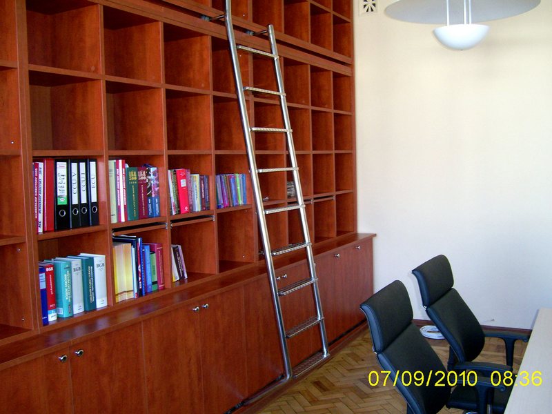 Библиотечная лестница в кабинет директора