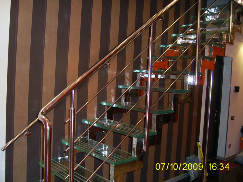 Лестница из нержавейки и стекла