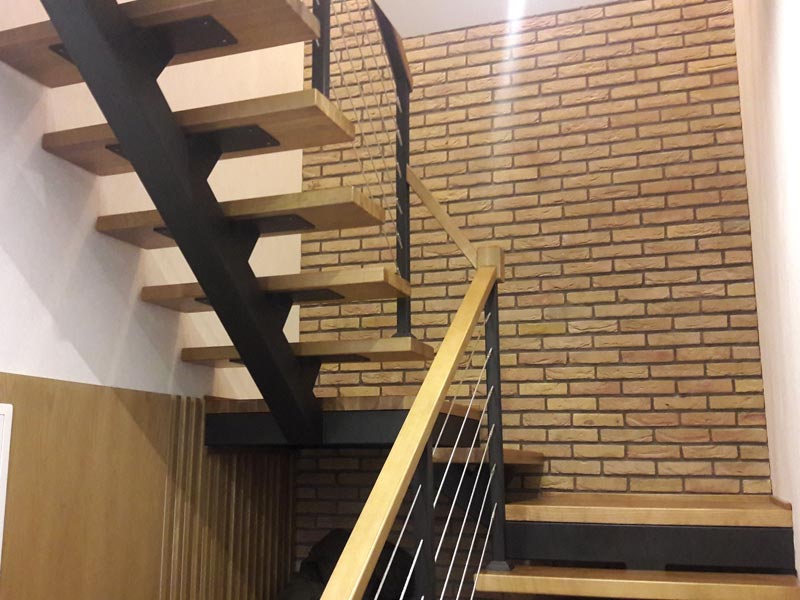 Деревянные ступени на лестнице фото