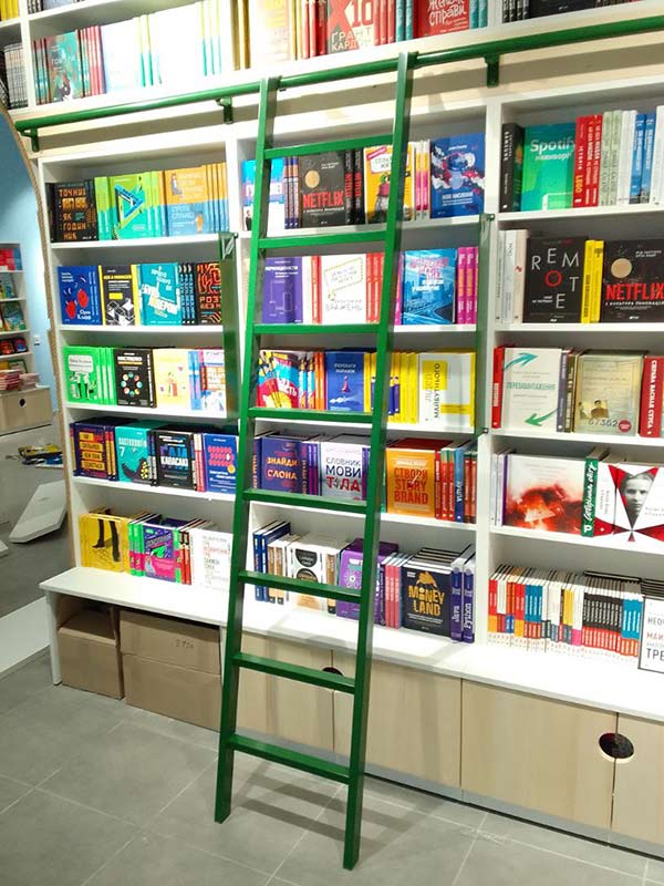 Приставная лестница для библиотеки в книжный клуб