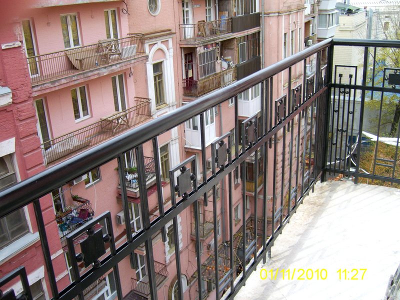 Перила на балкон из чёрного металла