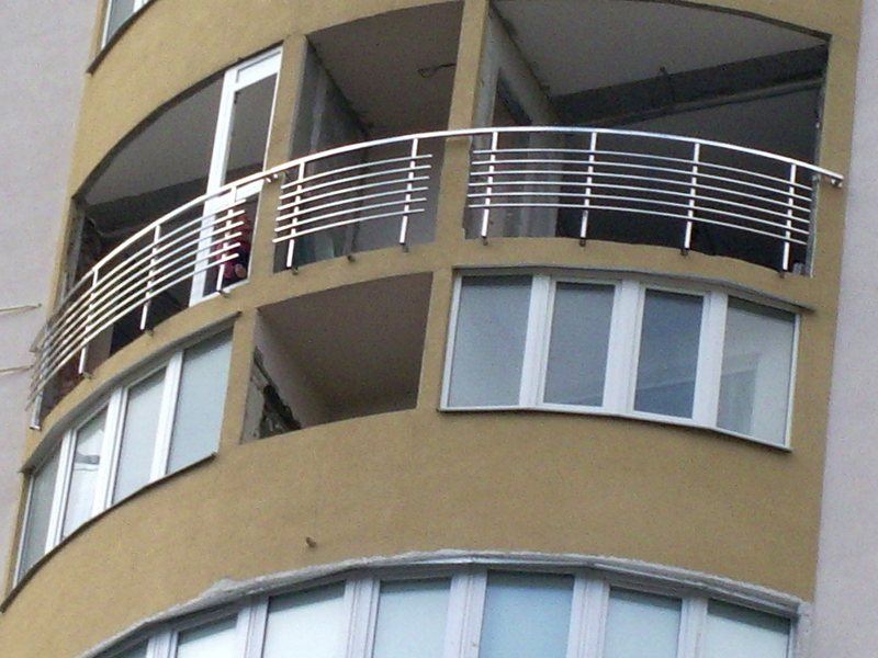 Огорожа балкона з нержавіючої сталі у висотному будинку фото