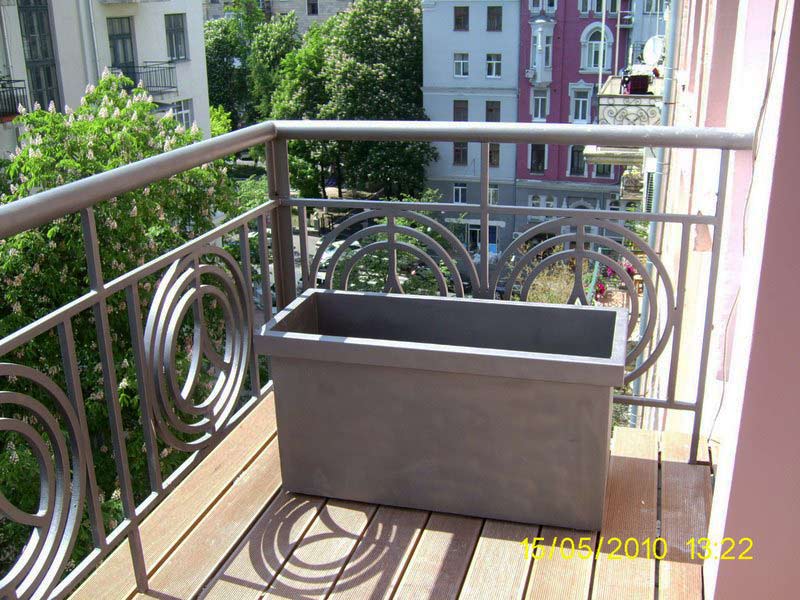 Вазон из металла для цветов на балконе