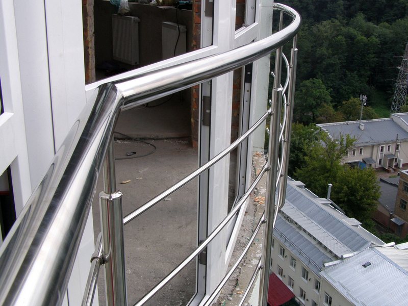 Ограждение балкона из нержавейки