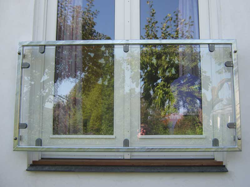 Ограждение окна со стеклом