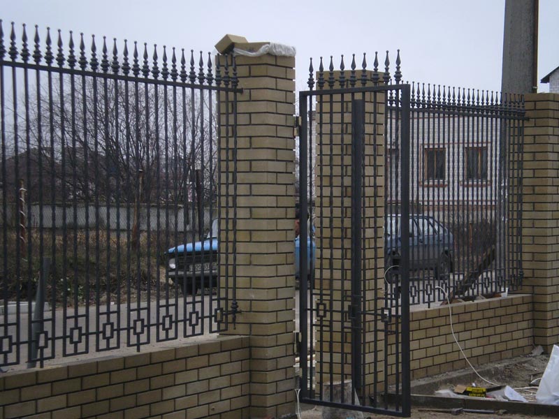Забор из металла с каменными столбами