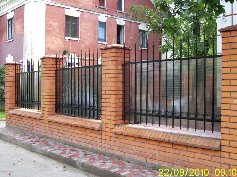 Забор из металла и поликарбоната