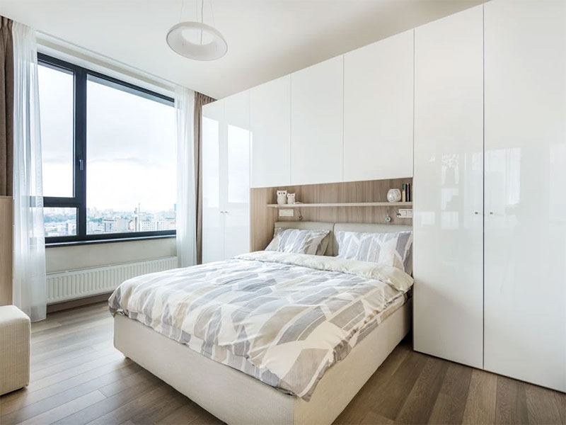 современная кровать для маленькой спальни интерьер