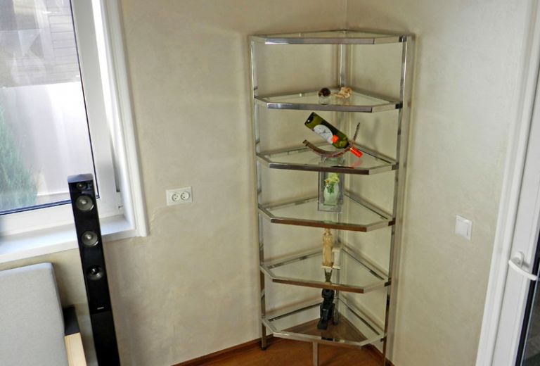 Стеллаж угловой из нержавейки и стекла