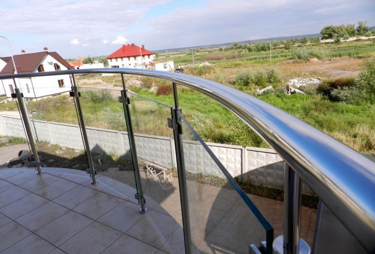 Ограждение балкона из стекла