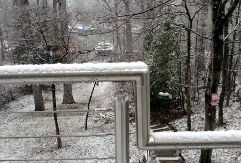 Установка перил из нержавейки зимой