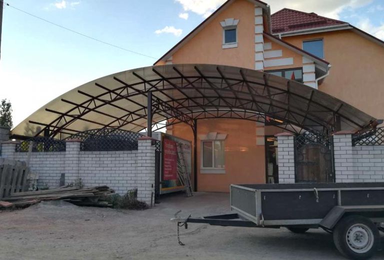 Автомобільний навіс в приватному будинку
