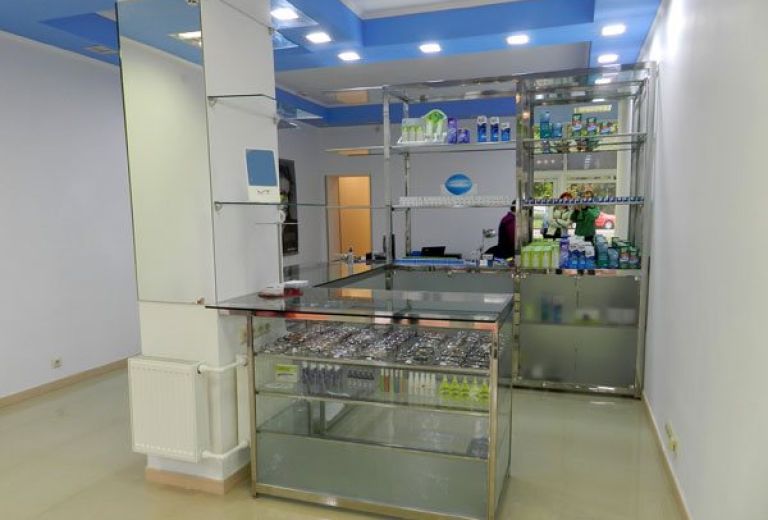 Шафа вітрина для салону оптики