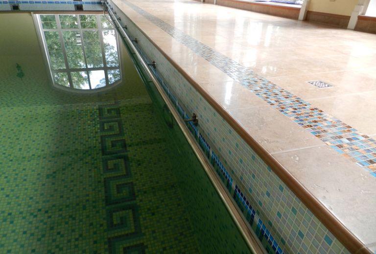 Поручни, перила для бассейна в частном доме