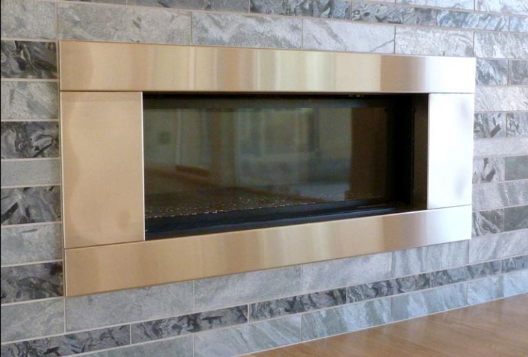Оригинальная отделка камина нержавейкой