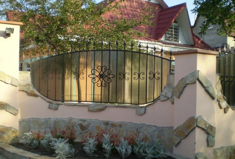 Неповторимый забор из поликарбоната