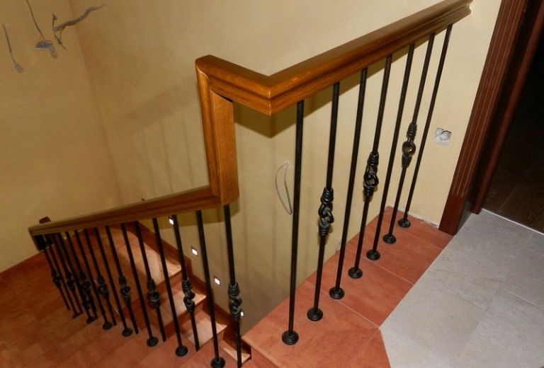 Перила с деревянным поручнем