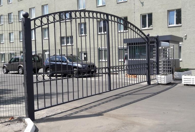 Распашные ворота с автоматическим приводом