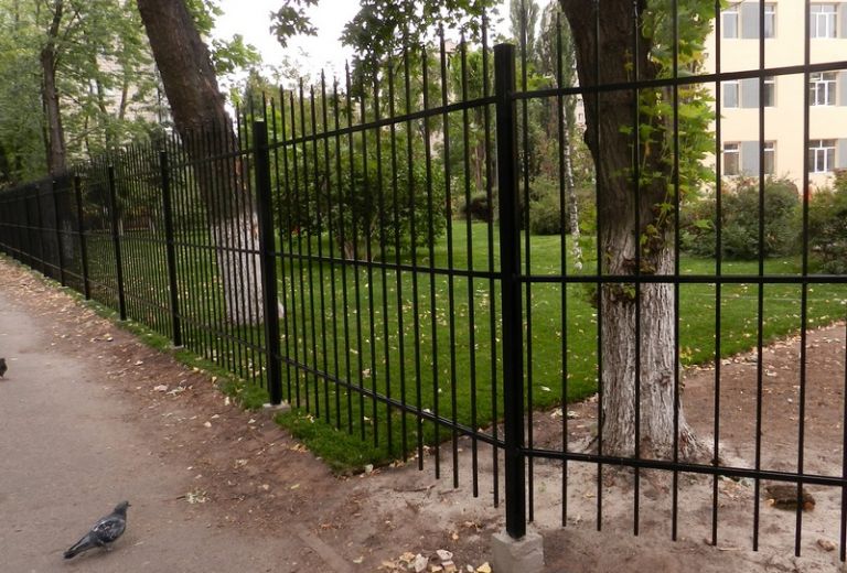Металлический забор, изготовление и монтаж