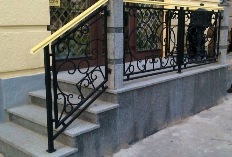 Кованое ограждение в ресторане