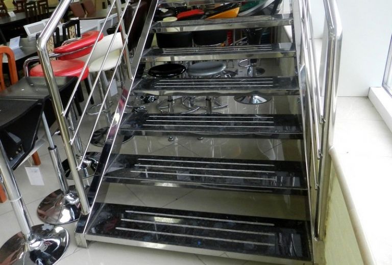 Сходи з каменем з нержавійки