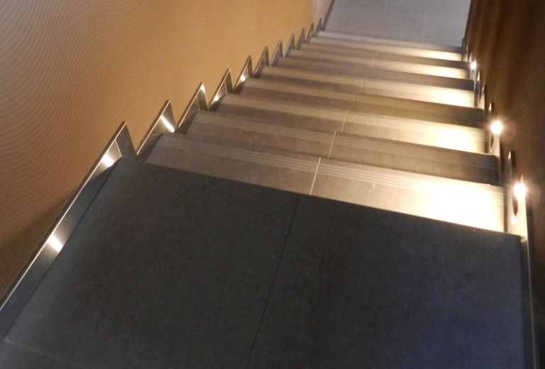 Плинтус из нержавеющей стали