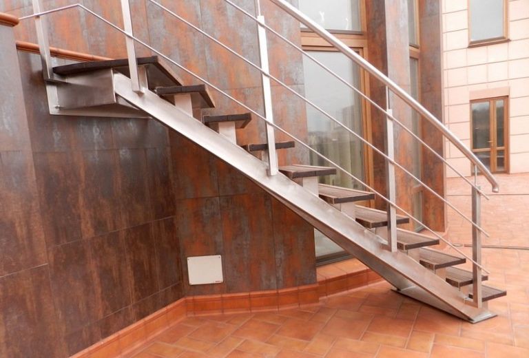 Криволінійні сходи з нержавіючої сталі