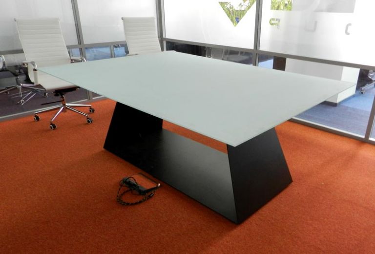 Стіл для переговорів зі склом