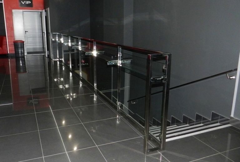 Поручні з нержавіючої сталі в кінотеатрі