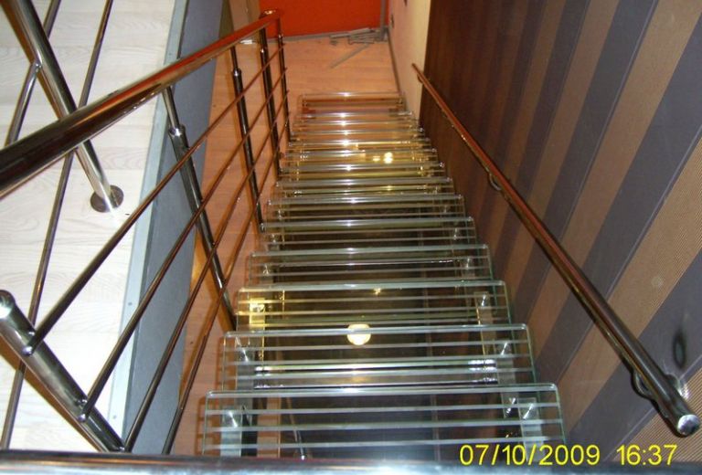 Как выбрать стеклянную лестницу