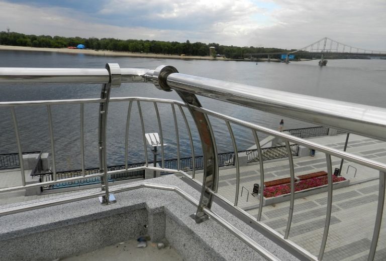 Установка перил з нержавіючої сталі