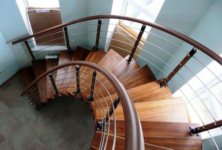 Перила лестницы дачного дома