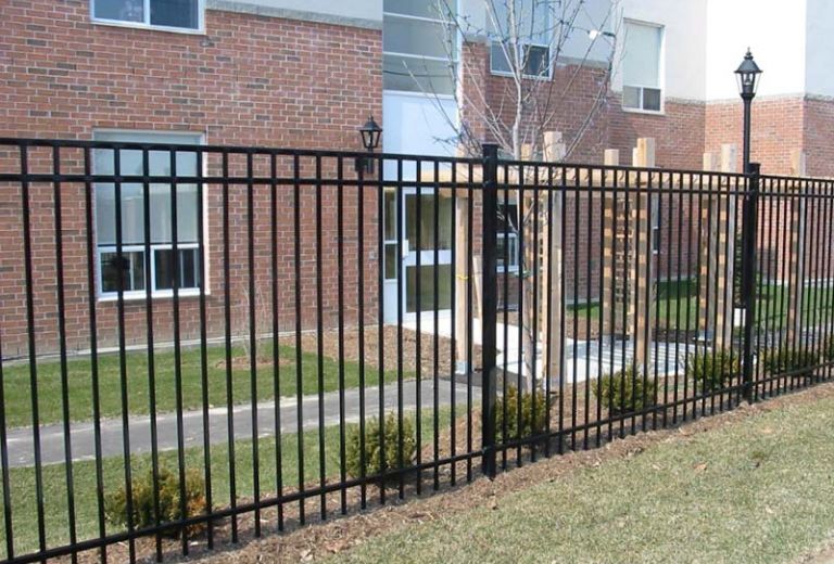 Городские уличные ограждения