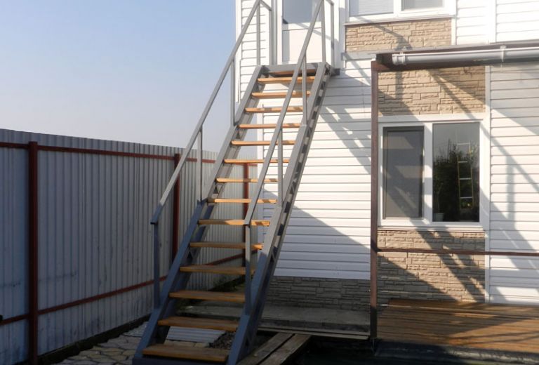 Зовнішні металеві сходи в будинку