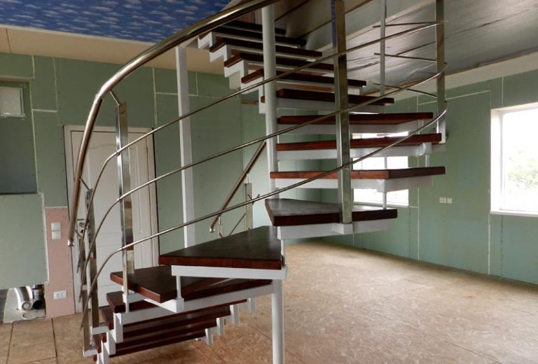 Сходи в приватному будинку