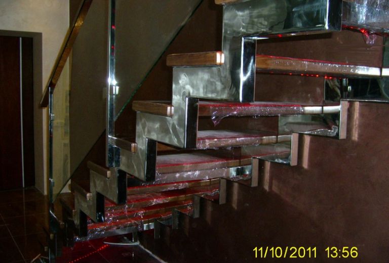 Сходи на мансарду дворівневої квартири