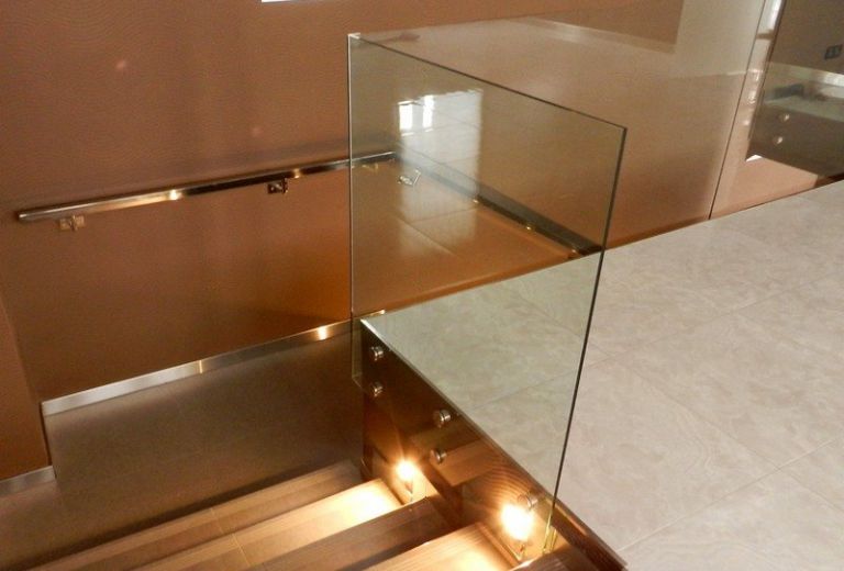 Скляні огорожі сходів в будинку