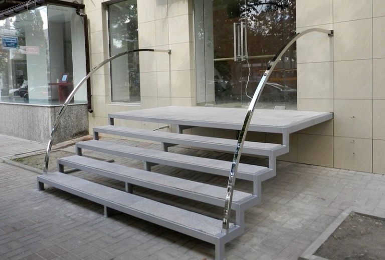 Входная лестница в частный дом из металла