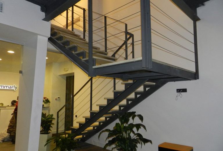 Лестница лофт в офисе