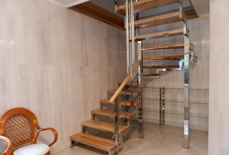 Лестница на второй этаж в частном доме