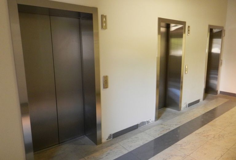 Почему лифты облицовывают нержавейкой