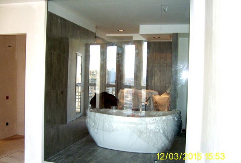 Стеклянная перегородка в ванной